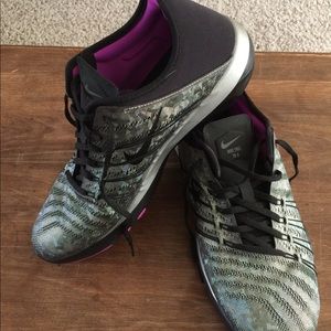 Woman’s Nike Cross Trainer Tennis Shoes